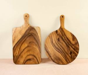 Planche à découper en bois d'acacia naturellement robuste, épaisse, stable et respectueuse des lames, avec une poignée facile à saisir pour la cuisine et le service quotidiens - Product Image 4