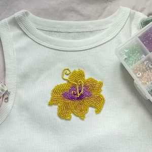 Débardeur court côtelé en coton blanc personnalisable avec broderie perlée et patch fleur orchidée jaune pour femme – Tendance estivale - Product Image 1
