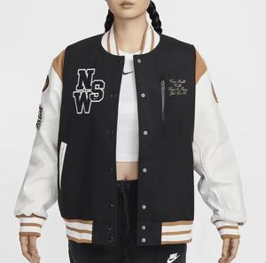 Chaqueta Varsity Negra Cortavientos con Detalles Blancos y Marrones, Logotipo Bordado en la Parte Delantera, Parches Bordados, Estilo Preppy, Corte Regular - Product Image 1