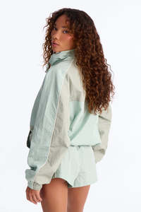 Ensemble de survêtement décontracté 2 pièces pour femme : coupe-vent léger, sweat à capuche froissé et short, taille élastique - Product Image 2