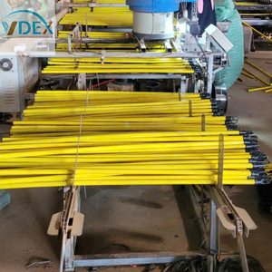 Mango de escoba de madera recubierto de PVC amarillo, núcleo de palos de madera de eucalipto, 120 cm de largo - Product Image 4