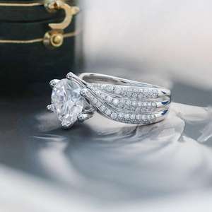 Anillo de Compromiso Moderno con Tres Hilos de Moissanita de Corte Brillante Redondo de 3.00 CT, Plata de Ley 925, Regalo para Aniversario de Bodas o Fiestas - Product Image 5