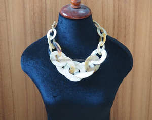 Collier chaîne animal inspiré de la nature de style classique Aventure en corne naturelle pour les fêtes avec une chaîne en corde - Product Image 5