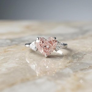 Bague artisanale en argent 925 avec trois pierres de moissanite rose vif fantaisie en forme de cœur 3 carats, idéale pour fiançailles, demande en mariage ou comme cadeau. - Product Image 2