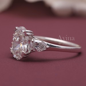 Anillo de compromiso y aniversario vintage de tres piedras con diamante ovalado cultivado en laboratorio certificado por IGI, oro sólido de 18 quilates para mujer - Product Image 2