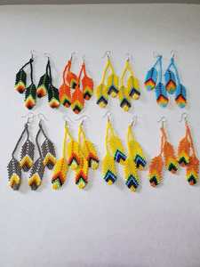 Boucles d'oreilles en perles de verre de qualité supérieure pour un goût raffiné, alliant charme classique et esthétique artisanale moderne - Product Image 4