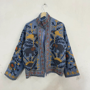 Veste vintage Suzani brodée à la main en coton bleu, style bohème chic, motif animalier, vêtement d'extérieur ethnique, design ouzbek, col montant pour femme - Product Image 1