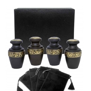 Zwarte crematie urnen set van 4 met gouden accenten en fluwelen zakjes. Duurzaam, elegant, zwarte kleur, solide uitvoering. - Product Image 1