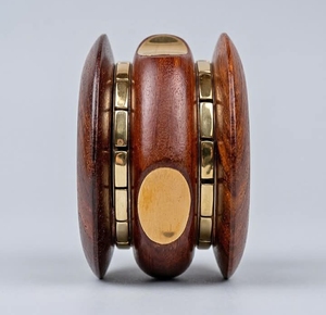 Brazaletes de madera con texturas naturales y diseños elegantes, ideales para boutiques de accesorios de moda, colecciones étnicas y regalos. - Product Image 4
