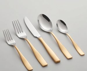Ensemble de couverts élégants en acier inoxydable plaqué argent avec poignées dorées, comprenant une fourchette, une cuillère et un couteau, parfait pour les mariages, la restauration hôtelière et les dîners. - Product Image 1