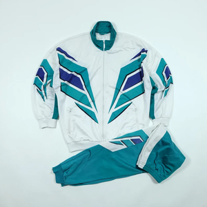 Ensemble de survêtement deux pièces personnalisé pour femme : sweat à capuche court zippé effet usé et pantalon de jogging ajusté - Product Image 1