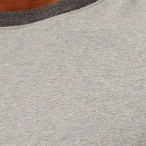 Camiseta de Manga Corta Gris Claro para Hombre con Ribete en Gris Oscuro, Corte Ajustado, Cuello Redondo, Color Sólido, Tejido de Algodón - Product Image 5