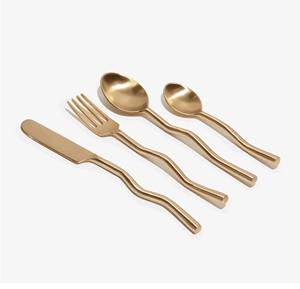 Ensemble de couverts en acier inoxydable écologiques aux tons chauds avec poignées ondulées, durables et personnalisables pour les fêtes - Product Image 6