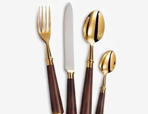 Ensemble de couverts élégants dorés avec manches en bois, compatibles lave-vaisselle, pour les occasions de mariage. - Product Image 1
