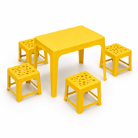 Table à thé en plastique avec un design léger et durable pour le salon, le balcon et l'utilisation en intérieur et en extérieur