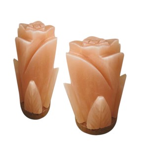 Lámpara de Sal del Himalaya Tallada a Mano con Diseño de Rosa, Ecológica, para Decoración del Hogar y Bodas, de Sian Enterprises - Product Image 4
