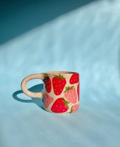 Taza de Cerámica con Diseño de Fresas, Acabado Mate, Apta para Lavavajillas, para Uso Doméstico - Product Image 1