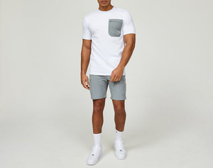 T-shirt à manches courtes pour homme avec poche grise, coupe classique, col rond, en jersey de coton tricoté décontracté - Product Image 1
