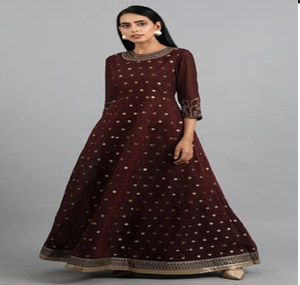 Vestido Anarkali color granate intenso con bordados dorados elaborados y delicados detalles de lentejuelas. Disponible a precios de mayorista. - Product Image 1