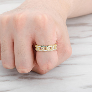 แหวนมอสซาไนต์ทรงฮิปฮอปแบบ Eternity Band ประดับเพชรทรงเหลี่ยมเจียระไนแบบ Pave Setting เงินแท้ 925 ชุบโรเดียม ดีไซน์เรขาคณิตคลาสสิกสำหรับทั้งชายและหญิง เหมาะสำหรับงานแต่งงาน - Product Image 3