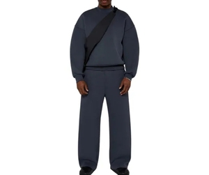 Ensemble de survêtement homme noir personnalisé avec logo, sweat-shirt col rond oversize et pantalon de jogging coupe ample - Product Image 4