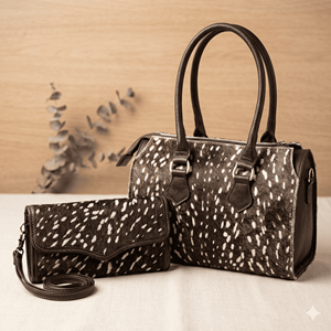 Conjunto de Bolso y Cartera de Piel Vacuna con Puntos, Cierre de Cremallera, Color Marrón con Puntos Blancos, Estilo Duffel - Product Image 1