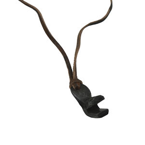 Amuleto de Hierro Forjado, Talismán Hecho a Mano, Amuleto de Runas, Acabado en Zinc Negro con Correa de Cuero - Product Image 4