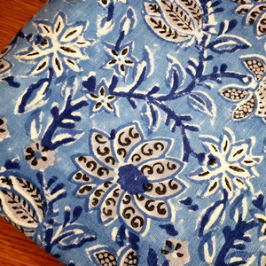 Tissu en coton imprimé à la main à motifs floraux bleu indigo – Matière de Jaipur pour la confection de vêtements - Product Image 1