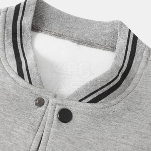Chaqueta Varsity de Invierno para Hombre de Alta Calidad al Por Mayor, Cuello Alto, Logotipo Frontal, Colores Personalizados, Ideal para un Estilo Urbano - Product Image 3