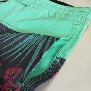 Shorts tendance pour hommes en polyester, personnalisables avec logo par sublimation, pour l'été, qualité supérieure à prix raisonnable. - Product Image 4