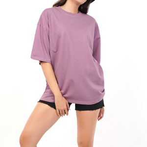 เสื้อยืดแขนสั้นคอกลมทรงเข้ารูปสำหรับผู้หญิง สีพื้น ผ้าคอตตอนเจอร์ซีย์  ตกแต่งด้วยงานปักโครเชต์แบบรักษ์โลก - Product Image 1