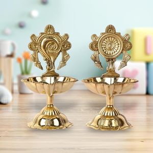 Lampe à huile Diya en laiton artisanal avec motif de conque du Dieu Vishnu, Deepak traditionnel indien pour Pooja, Diya décoratif en laiton pour temple hindou - Product Image 3