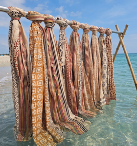 En gros, Foulard, Sarong, Paréo, Châle de plage en coton et soie, fait main, à motif floral imprimé au bloc Bagru, avec bordure en soie - Product Image 1
