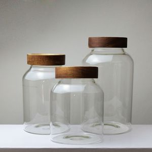 Bocaux en verre avec couvercles en bois pour le stockage de cornichons faits maison, sauces, épices, café, thé, sucre, collations et articles de garde-manger - Product Image 1