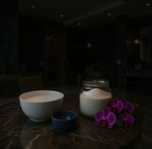 Sel de bain et thérapie spa revitalisante en pierre naturelle écologique avec des huiles florales pour une expérience de bain apaisante et la revitalisation de la peau - Product Image 3