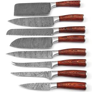 Couteaux de chef en acier Damas faits main, 8 pièces, avec manche personnalisé, bord dentelé tranchant, multi-usages, écologiques - Product Image 1
