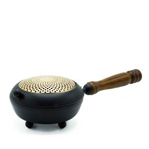 Quemador de Incienso de Bronce Hecho a Mano con Asa de Madera de Sándalo, Difusor Aromático para Uso en Todas las Estaciones - Product Image 4