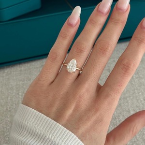 Nouvelle conception Bague solitaire en diamant de laboratoire taille poire avec halo caché en forme de poire à griffes en V pour la vente à l'exportation - Product Image 1