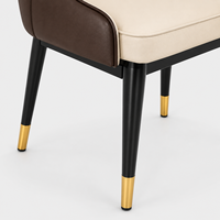 Chaise de salle à manger moderne en velours avec housse amovible, dossier rembourré, pieds en métal noir et accents dorés pour usage extérieur et hôtelier