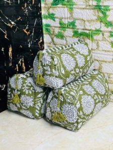 Ensemble de 3 trousses de maquillage faites à la main, style indien, imprimé floral au bloc, matelassées, avec fermeture éclair, sac de rangement de voyage, pompon décoratif - Product Image 1