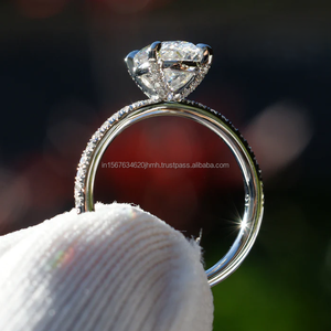 Anillo de Oro Blanco con Diamante de Corte Ovalado y Piedras Laterales para Mujer – Joyería Elegante y de Lujo para Compromiso, Boda y Aniversario - Product Image 3