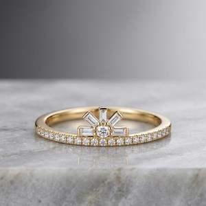 แหวนแต่งงานมอสซาไนต์ทรงบาแกตต์แบบมินิมอล ดีไซน์เกล็ดหิมะ ทองคำแท้ 14K ผลิตในห้องปฏิบัติการ สำหรับทุกเพศ เหมาะสำหรับงานฉลองครบรอบ หรือเป็นของขวัญเซอร์ไพรส์ - Product Image 1