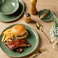 Ensemble d'assiettes à dîner en céramique vert forêt, finition brillante mouchetée, design rond moderne, résistant aux éclats, empilables pour une table élégante