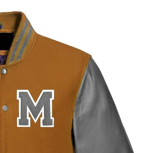 เสื้อแจ็คเก็ตวาร์ซิตี้ผู้ชาย สีน้ำตาลเทา แขนหนัง PU ปักตัวอักษร M สไตล์ Preppy ทรงปกติสำหรับฤดูใบไม้ร่วง ปกเสื้อพับได้ - Product Image 6