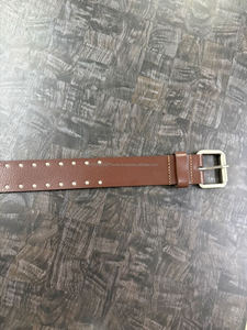 Ceinture en cuir véritable de qualité supérieure pour hommes avec boucle argentée mate et détails de rivets métalliques - Product Image 5