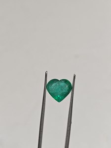 Esmeralda Zambiana en Forma de Corazón de 5.24 Ct, Gema Suelta Verde Natural para Anillos, Colgantes y Suministro al por Mayor - Product Image 1
