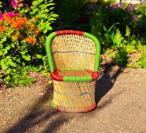 Chaise de jardin moderne en bambou tropical à pieds coniques, mobilier d'extérieur tressé, design artisanal durable, vert, rouge, écologique - Product Image 1