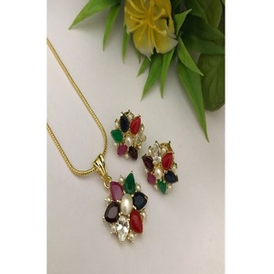 Magnifique ensemble collier et boucles d'oreilles en laiton plaqué or de qualité supérieure avec perles véritables et zircone cubique, idéal pour femmes et jeunes filles, cadeau de mariage ou tenue de soirée - Product Image 2