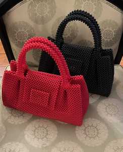 Sac perlé fait main rouge et noir, forme rectangulaire, design minimaliste, 100 % artisanal, décoration intérieure - Product Image 1