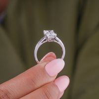 Bague solitaire en diamant de laboratoire taille émeraude certifié IGI, monture ouverte à quatre griffes en or massif uni, pour le quotidien